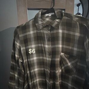 E&M Women's Green Plaid Button Down Shirt